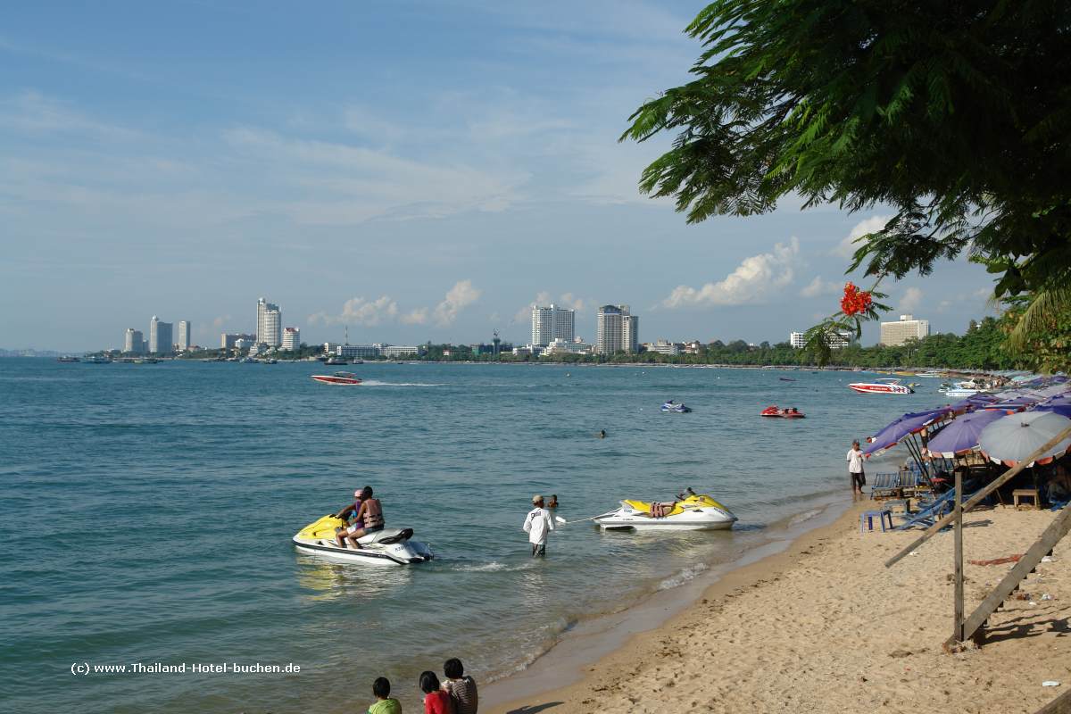 Bild: Strand an der Beachroad mit Blick zu preiswerten Hotelanlagen in Nordpattaya